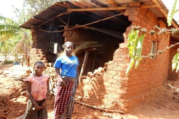 Enfant parrainée devant sa maison détruite par le séisme