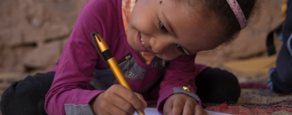 Enfants au maroc en route vers l'école grâce au parrainage international