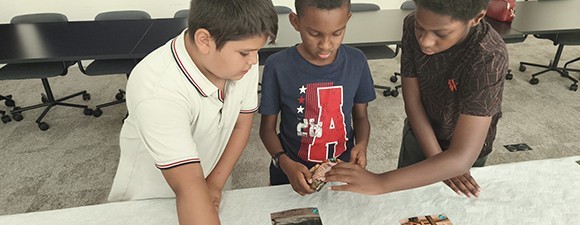Des enfants parrainés concentrés sur la fresque du climat  Un temps collectif pour les enfants parrainés par France Parrainages